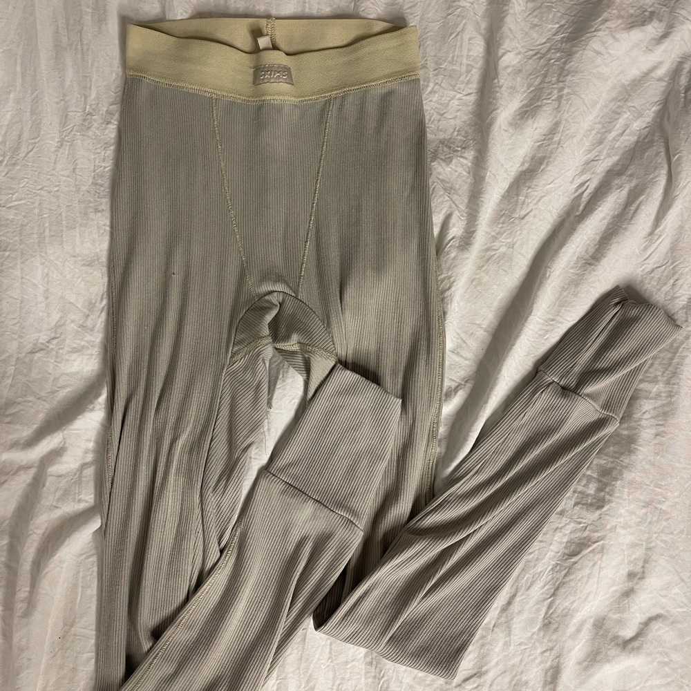 SKIMS leggings size XXS